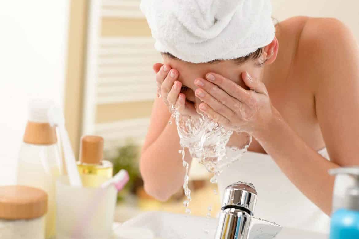 Gesicht nur mit Wasser waschen und nicht eincremen