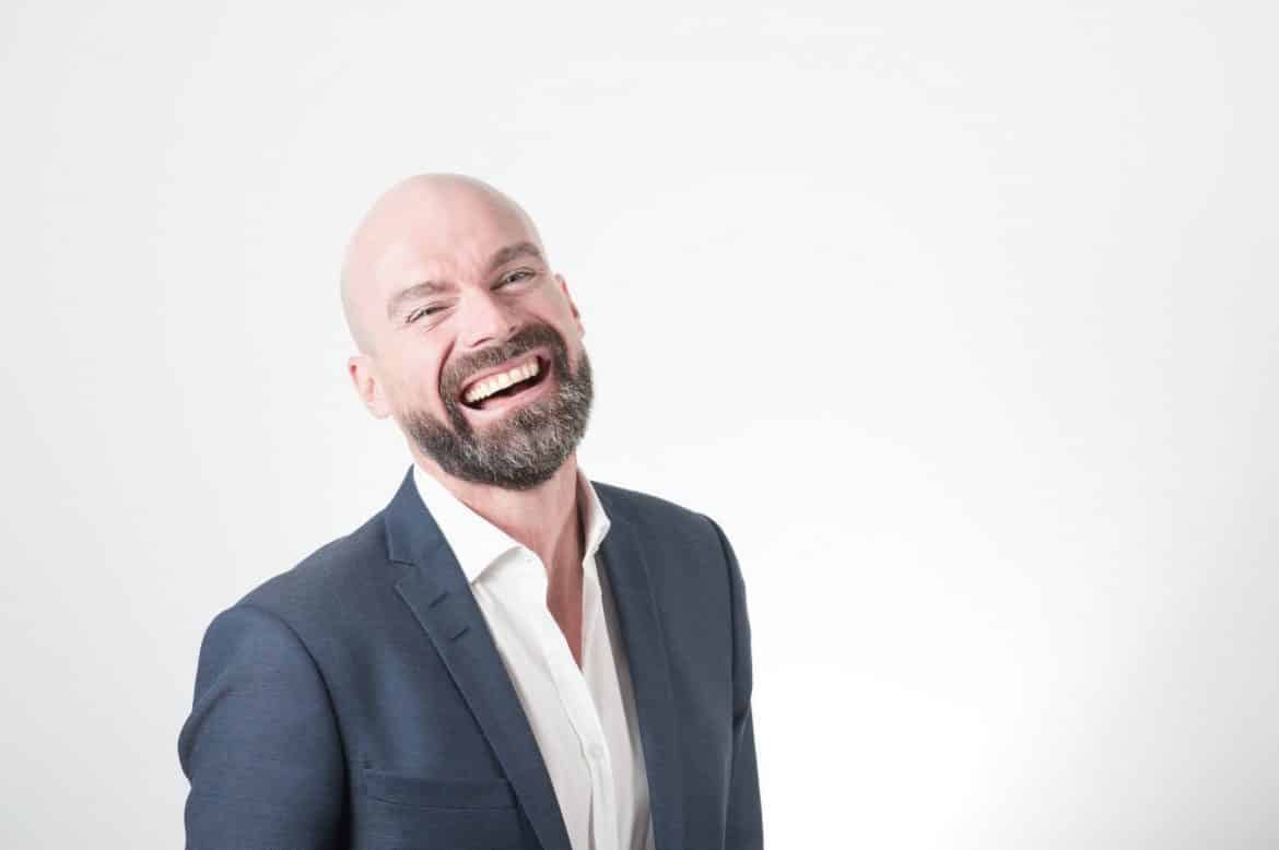 Was bedeutet ein lächeln von einem Mann