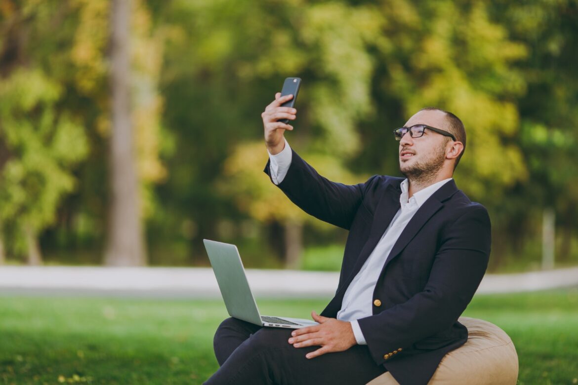 Welche Umgangsformen sind im Internet angebracht