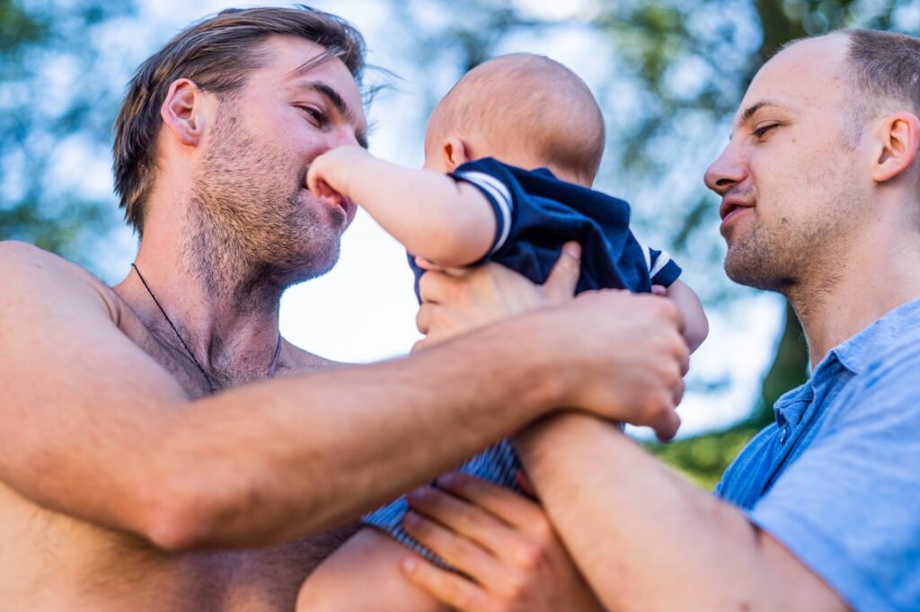 Brüderliche Liebe: Unterstützung und Akzeptanz für den LGBTQ+ Geschwister auf dem Lebensweg
